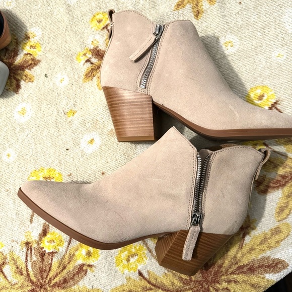Dolce Vita Ankle Boot, Tan or Buck Color, Size 9, Heeled Leather Bootie - Picture 8 of 11
